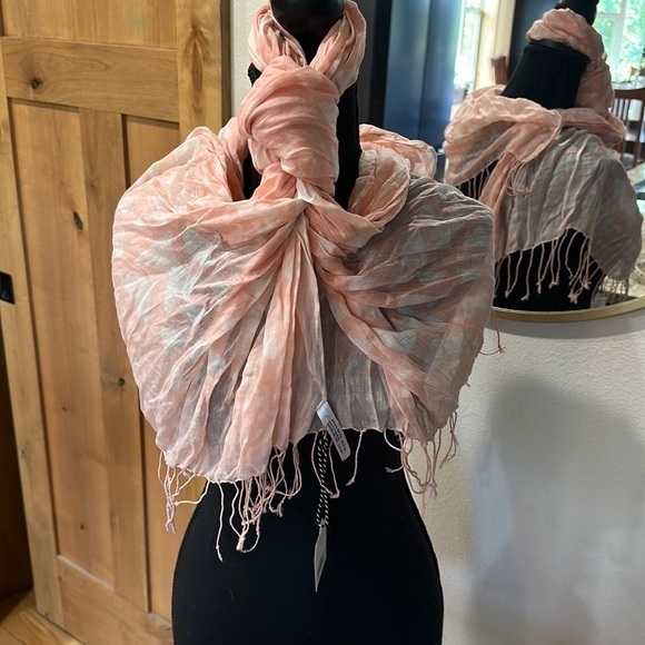 Fringed soft pink NWT scarf - Picture 1 of 6